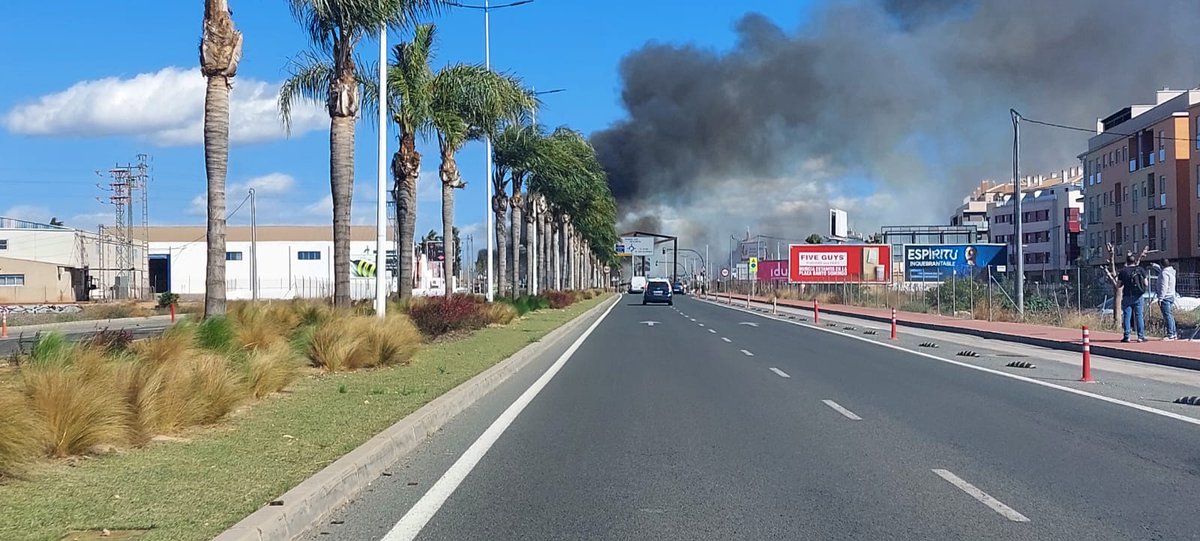 112rmurcia's tweet image. Servicios de emergencias intervienen en un incendio en un bancal de la pedanía murciana de Cabezo de Torres

Intervienen:

✅🚁@dgsce_RM
✅🚒@BomberosMurcia 
✅🚑#061Murcia
✅🚔@policia
✅🚔@guardiacivil

➡️noticias.112rmurcia.es/?Xy156