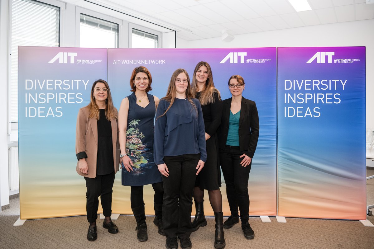 AITtomorrow2day's tweet photo. 💃OPEN LAB DAY mit Brigitte Bach, sieben AIT Forscherinnen und rund 40 Schülerinnen und Studentinnen gestern am AIT. Im City Intelligence Lab, Machine Vision Lab & Battery Lab. Ziel: junge Mädchen und Frauen für Forschung begeistern. #SHEgoesDIGITAL #DiversityInspires https://t.co/yH3RAosNFj
