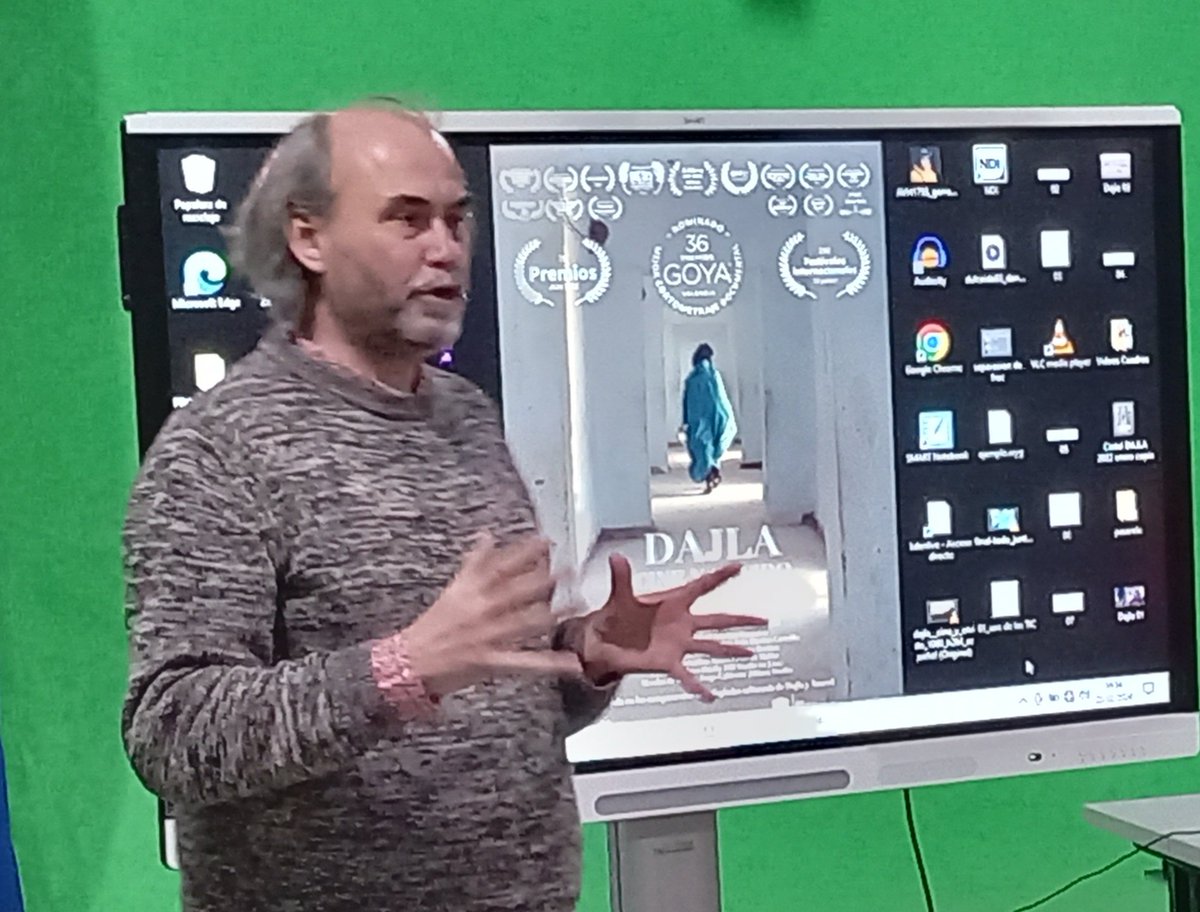 iesvegadelprado's tweet photo. 🎥 Encuentros de Imagen y Sonido 📸
Arturo Dueñas, director de cine vallisoletano, proyecta su documental "Dajla, cine y olvido" y charla con el alumnado del Vega, que abarrota el plató de TV para asistir al evento.
#MEFP_emprendimientoCYL https://t.co/L2ACaTUOM4