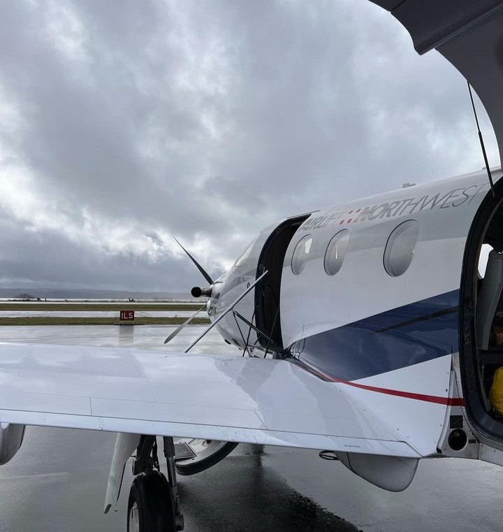 AirliftNW's tweet image. Airlift 23 in Hoquiam on an interfacility transfer. Airlift Northwest uses the Pilatus PC 12NG for their turbo prop missions. Photo credit: Flight Nurse Emily Cammarano #AirliftNW #Savinglivestogether #Airmethods