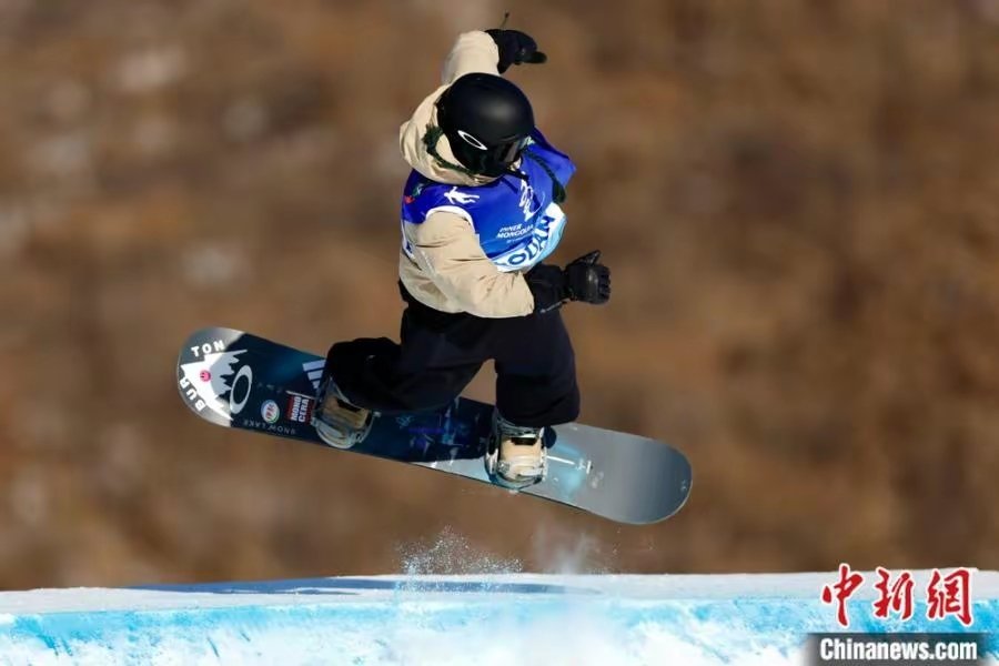 23日，北京冬奥会冠军苏翊鸣在“十四冬”单板滑雪公开组男子大跳台中以182.60分摘得个人生涯首枚冬运金牌。
