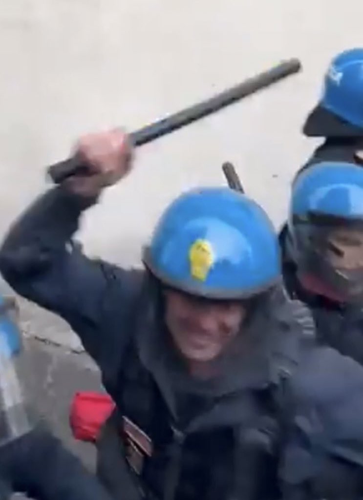 isainsolia's tweet photo. Hanno dato l’ordine e hanno eseguito con brutale ferocia. Il governo deve fare chiarezza sul perché dei ragazzini sono stati massacrati. E che si pensasse a una mobilitazione nazionale e vediamo se ci caricano tutte e tutti. Tira una brutta aria. https://t.co/3TZ0OqSWsE