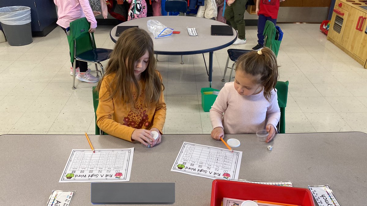 MrsCosRoom's tweet photo. Always lots of learning going on in Ms. Urban's room! https://t.co/dUmniWI2LL