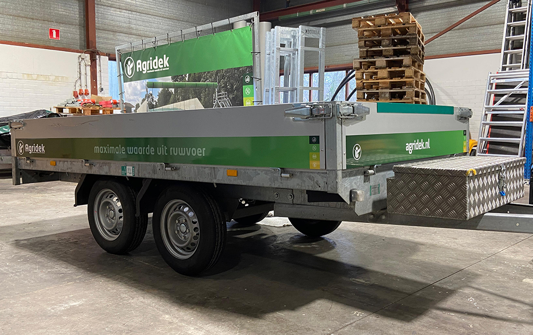 𝙂𝙤𝙚𝙙𝙚 𝙯𝙞𝙘𝙝𝙩𝙗𝙖𝙖𝙧𝙝𝙚𝙞𝙙 𝙤𝙥 𝙙𝙚 𝙬𝙚𝙜!

Tot op heden reden een van onze bussen en aanhangwagens nog zonder reclame, maar vanaf vandaag is dat verleden tijd. Beide zijn nu voorzien van een frisse nieuwe look!