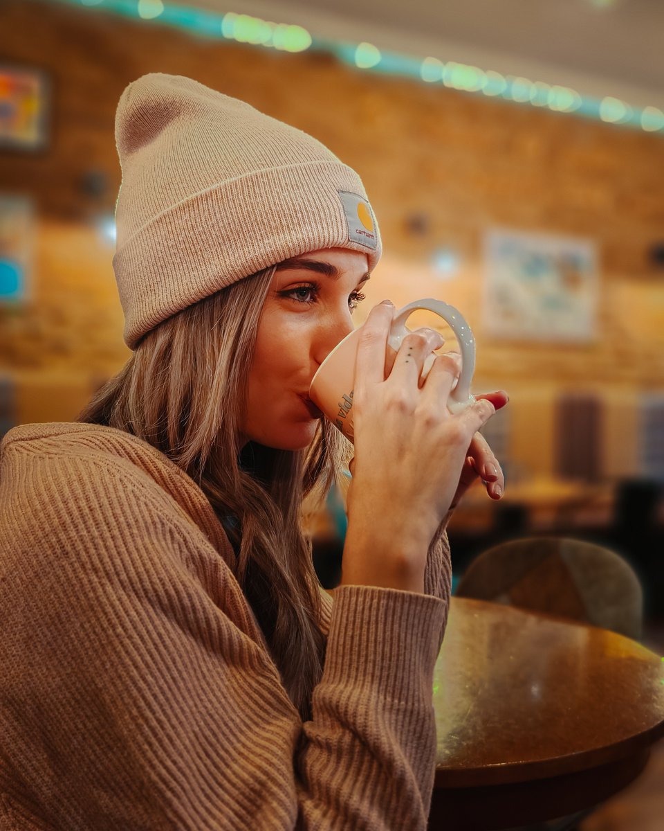 Enjoying a hot chocolate at a café during wintertime, Photographer Gabriel Santos captured this cozy portrait with the #vivo #X100 Pro and the integrated ZEISS Multifocal Portrait feature—Perfect for creative shots with different focal lengths. Give it a try! @Vivo_GLOBAL