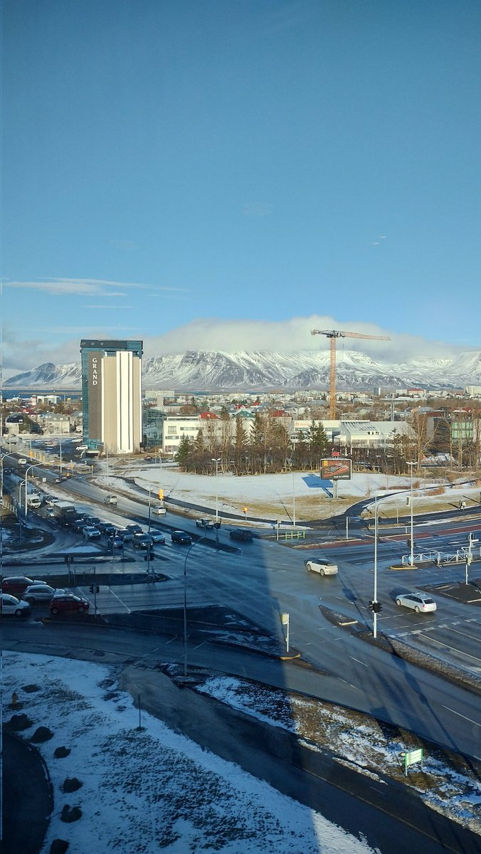 SUZUKIRyotaro1's tweet photo. Enjoying the view from the office..#Esjan https://t.co/KiuXvJFtXf