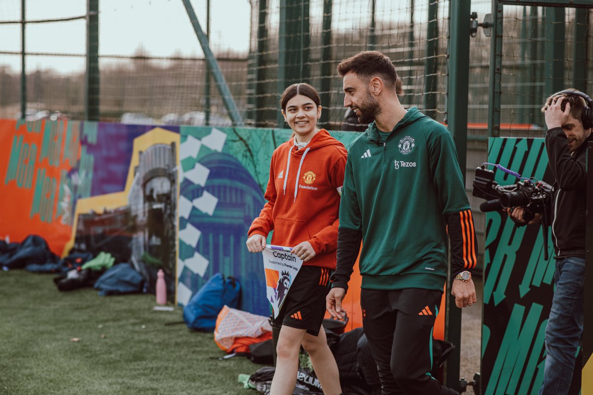 MU_Foundation's tweet photo. Β©οΈ Club captain β
π€ #CommunityCaptain β
Celebrating Foundation participant Arissa being made our Community Captain by @ManUtd skipper @B_Fernandes8 π€
π² Watch the special moment: https://t.co/kI3TT8NErE π
#MUFC | #BrunoFernandes | #PLMoreThanAGame | @PLCommunities https://t.co/70HnXZNE08