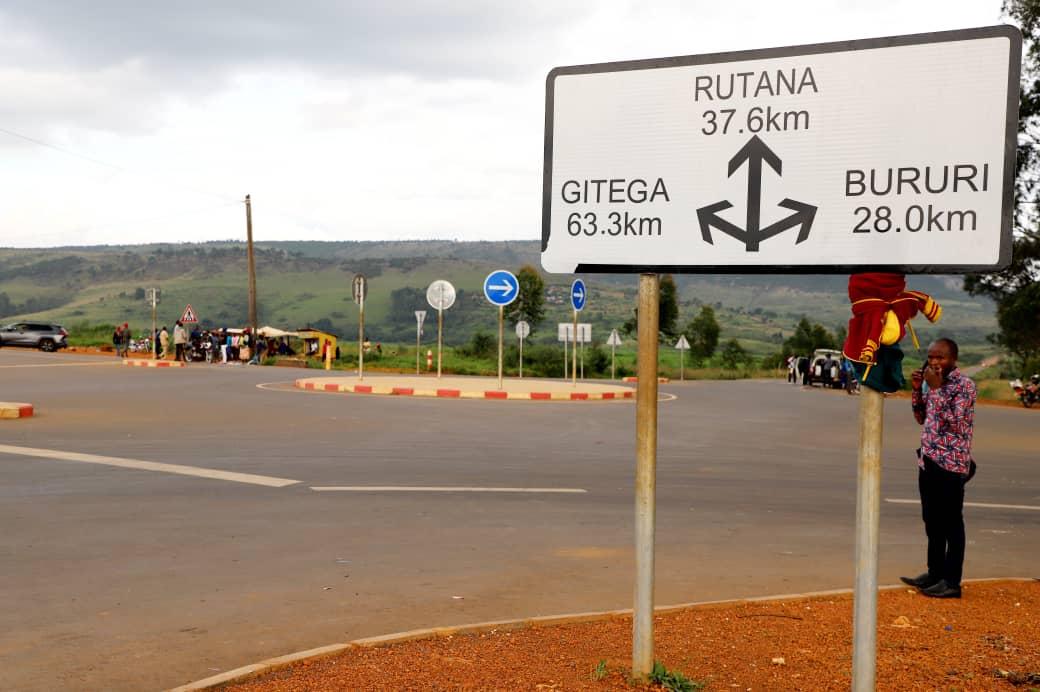 MielsBurundi's tweet photo. Kw'ihwaniro ry'amabarabara ahuza #Bururi, #Gitega, #Rutana, #Bujumbura ngo hagiye kuba uruja n'uruza rukomeye. Umushikiranganji @Capt_Dukundane yaganiriye n'abahaca hamwe na ba Bulamatari ba #Bururi, #Gitega ingene ako karere kokubakwamwo Igisagara ciza. @NtareHouse, @BurundiGov https://t.co/APXswxP2Zy