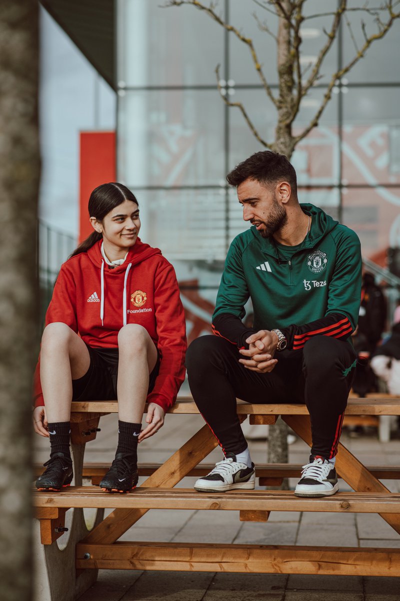 MU_Foundation's tweet photo. Β©οΈ Club captain β
π€ #CommunityCaptain β
Celebrating Foundation participant Arissa being made our Community Captain by @ManUtd skipper @B_Fernandes8 π€
π² Watch the special moment: https://t.co/kI3TT8NErE π
#MUFC | #BrunoFernandes | #PLMoreThanAGame | @PLCommunities https://t.co/70HnXZNE08