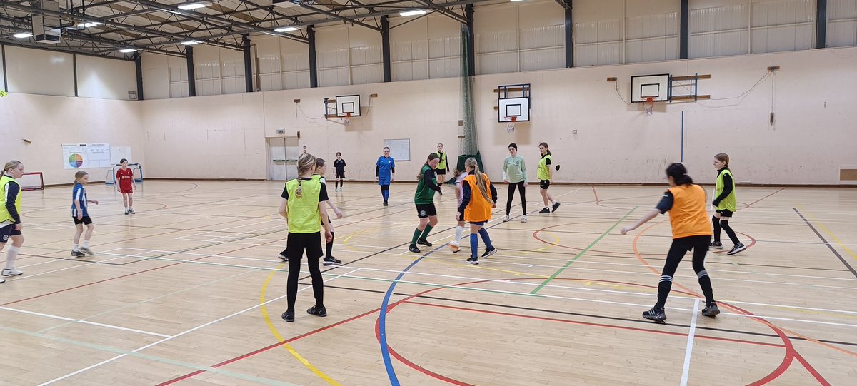 Mid_Football's tweet image. Our girls regional squads changed it up this week playing futsal 👏🏻  Adding variety and creating a new fun experience for majority of our players today ⚽