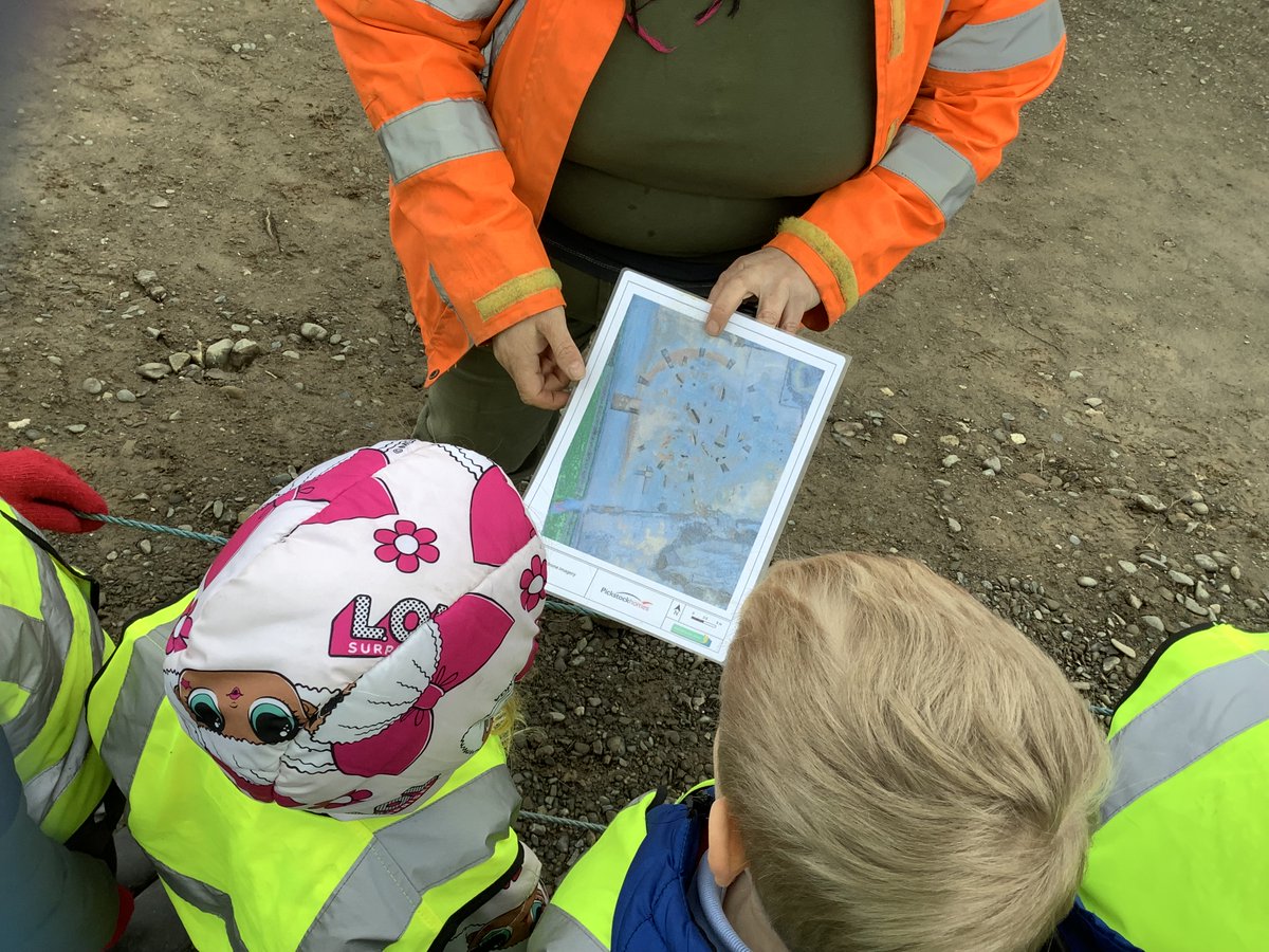 Llandysilio22's tweet photo. Dosbarth Un had the opportunity to visit the construction site this afternoon and met two of the archaeologists that have been working there since October. https://t.co/62TLg3iTNB