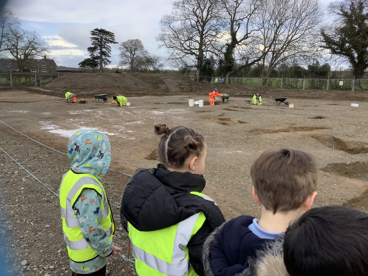 Llandysilio22's tweet photo. Dosbarth Un had the opportunity to visit the construction site this afternoon and met two of the archaeologists that have been working there since October. https://t.co/62TLg3iTNB