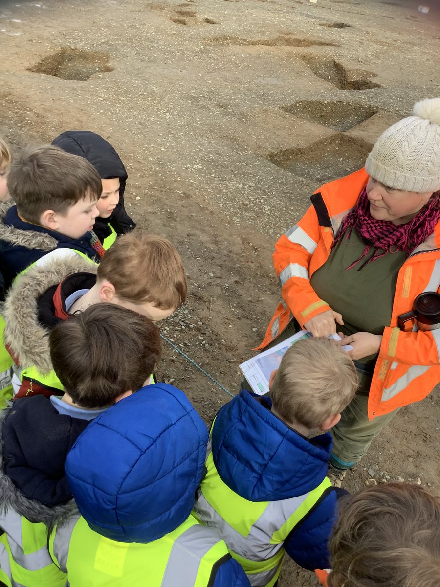 Llandysilio22's tweet photo. Dosbarth Un had the opportunity to visit the construction site this afternoon and met two of the archaeologists that have been working there since October. https://t.co/62TLg3iTNB