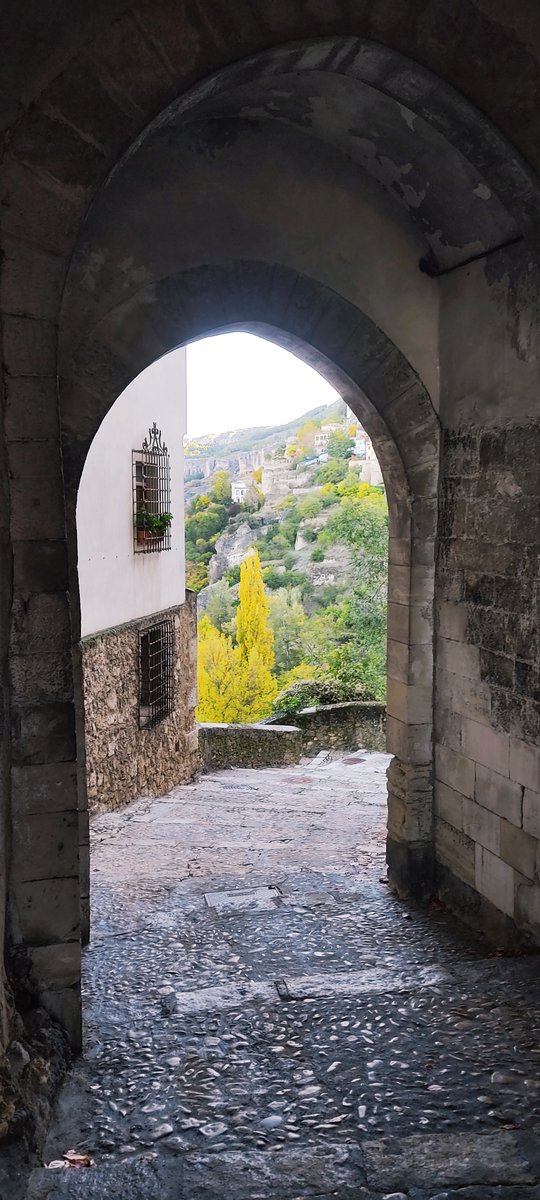 «Para el protagonista de esta historia la puerta en el muro es auténtica [...]. ¿Existe, realmente, este jardín encantado capaz de enfrentarse a la tediosa existencia diaria?» 'La puerta en el muro', H.G. Wells. #quienleevivemas #paseo Compruébalo... Puerta de san Juan, #Cuenca