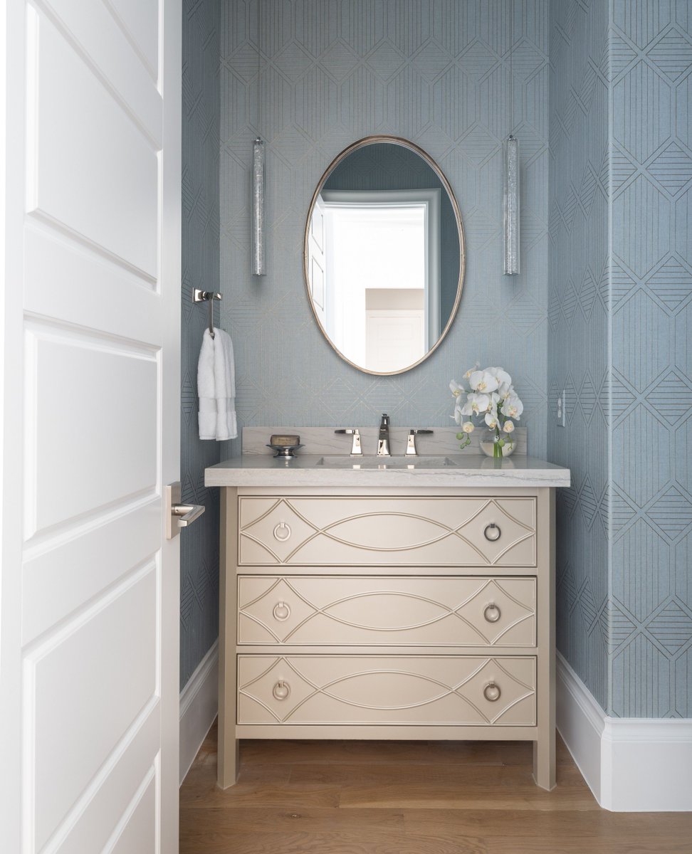 Jewel box space...? There's always room for simplistic glamour 💎

#simpleglam #friscohomes #friscotx #friscostyle #dallasdesign #dallasinteriors #glaminterior #bathroomdesign #bathroom