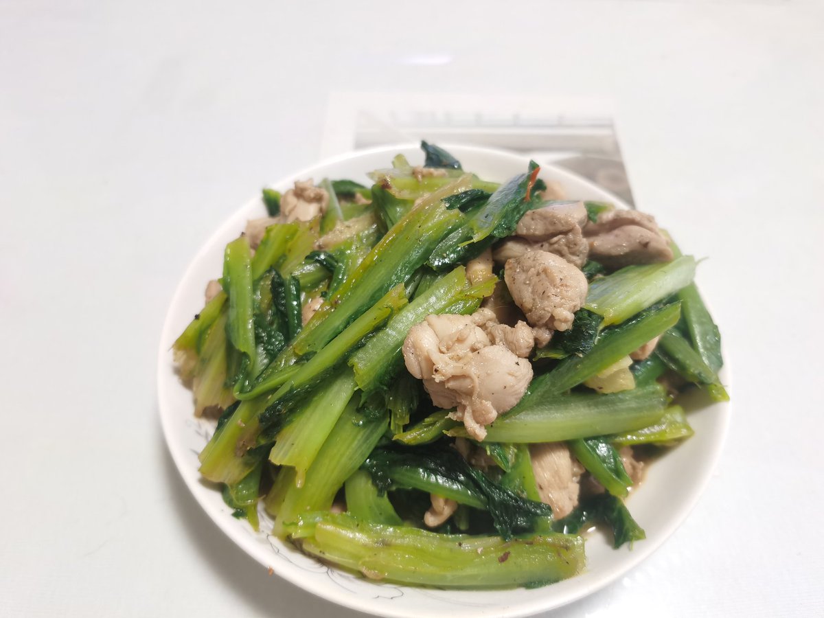 almostdoctor's tweet photo. 昨天由于太冷加上要腾空冰箱所以晚上吃羊肉了，于是中午两根黄瓜
今天酸奶碗+海带虾仁汤+油麦菜炒鸡肉
味道不错就是确实不好看，是不是还是应该加点老抽提色啊，就是担心怎么计算盐量呢 https://t.co/A5lA46bdFI
