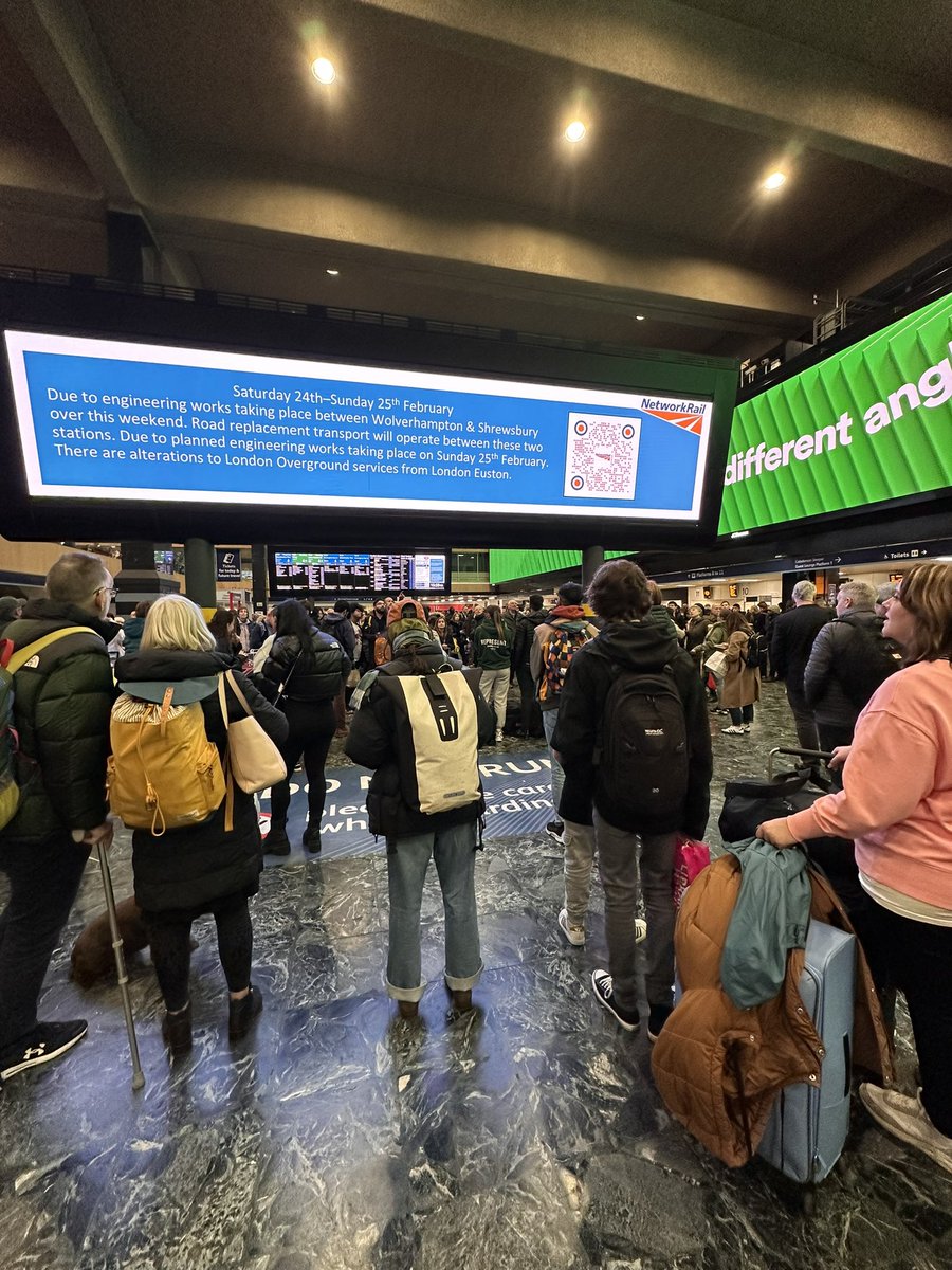 Today at #LondonEuston they’re not even attempting to put train times up for half the station. An entire screen devoted to telling us there’s a rail replacement bus between two stations in the midlands this weekend.