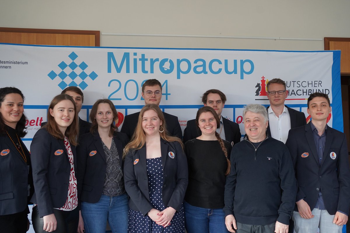 Meyer_Dunker's tweet photo. Deutschland gewinnt sowohl in der offenen Kategorie als auch bei den Frauen den Traditionswettbewerb Mitropa-Cup der mitteleuropäischen Schachnationen. Herzlichen Glückwunsch und hoffentlich ein gutes Omen für die diesjährige Schacholympiade!
Fotos: @Schachbund https://t.co/aIO3HjizK0