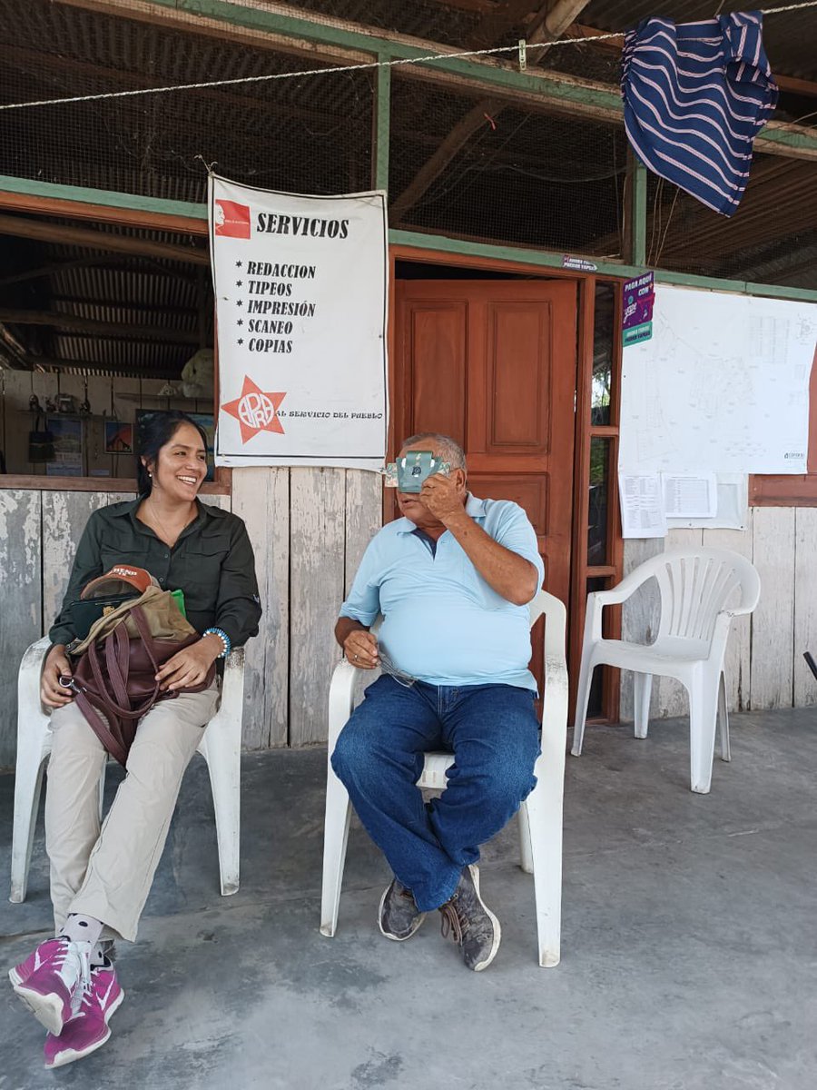 paolamr90's tweet image. Primer día en Iquitos - proyecto en alianza con @innovalab_imt 🌳 visitamos la “Comunidad Llanchama”, donde nos reunimos con el líder de la comunidad - el Sr. Jaime Canelo, le enseñé cómo usar un Foldscope y le dimos los detalles sobre el taller de @teamfoldscope mañana 🙌🏽🔬