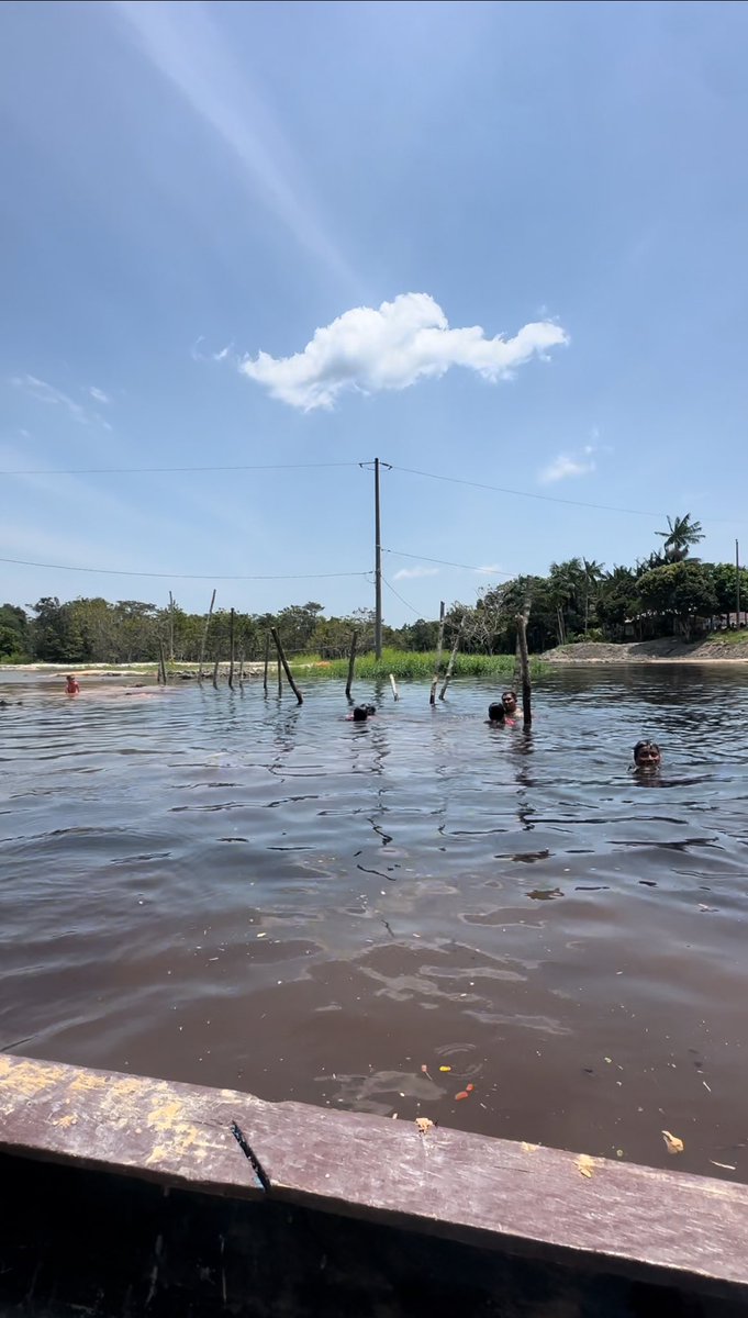 paolamr90's tweet image. Primer día en Iquitos - proyecto en alianza con @innovalab_imt 🌳 visitamos la “Comunidad Llanchama”, donde nos reunimos con el líder de la comunidad - el Sr. Jaime Canelo, le enseñé cómo usar un Foldscope y le dimos los detalles sobre el taller de @teamfoldscope mañana 🙌🏽🔬