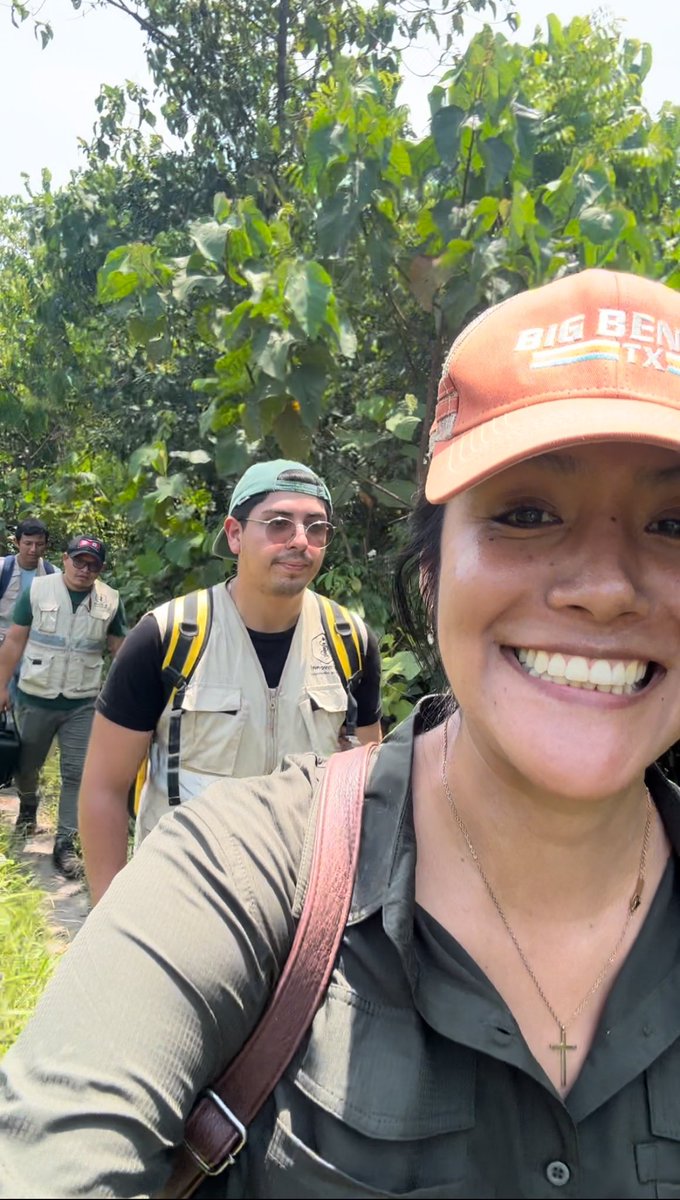 paolamr90's tweet image. Primer día en Iquitos - proyecto en alianza con @innovalab_imt 🌳 visitamos la “Comunidad Llanchama”, donde nos reunimos con el líder de la comunidad - el Sr. Jaime Canelo, le enseñé cómo usar un Foldscope y le dimos los detalles sobre el taller de @teamfoldscope mañana 🙌🏽🔬