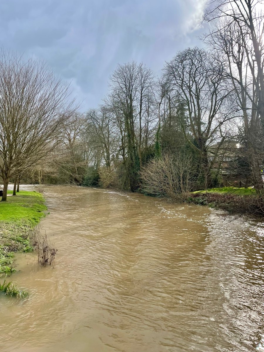 Due to the heavy rain over the past few days, a flood alert has been issued for Upper River Wey. You can sign up for flood alerts here 👉 ow.ly/XbAf50QHaT2 You can also read our advice during severe weather 👉guildford.gov.uk/floodemergenci…