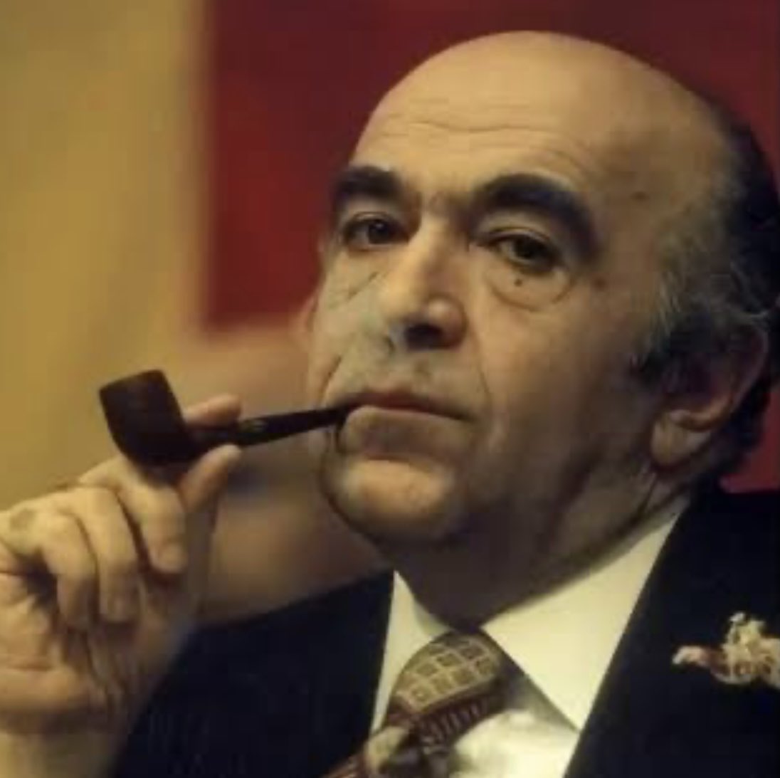 بعد از امیرکبیر یک وزیر خوب و کاردان داشتیم، که فدای توحش ارتجاع سرخ و سیاه شد💔

مردی که پیپ اش به کُل ج.ا می ارزید.
#امیرعباس_هویدا