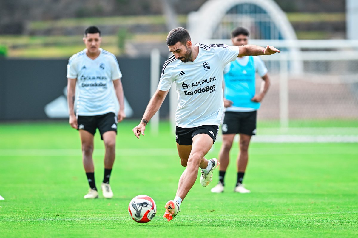 ClubSCristal's tweet photo. ✅ Listos para el viaje a Trujillo. ✈️

¡Vamos, muchachos! 💪

#FuerzaCristal https://t.co/vtbWlnGP8O