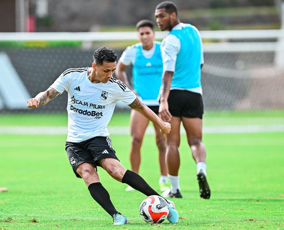 ClubSCristal's tweet photo. ✅ Listos para el viaje a Trujillo. ✈️

¡Vamos, muchachos! 💪

#FuerzaCristal https://t.co/vtbWlnGP8O