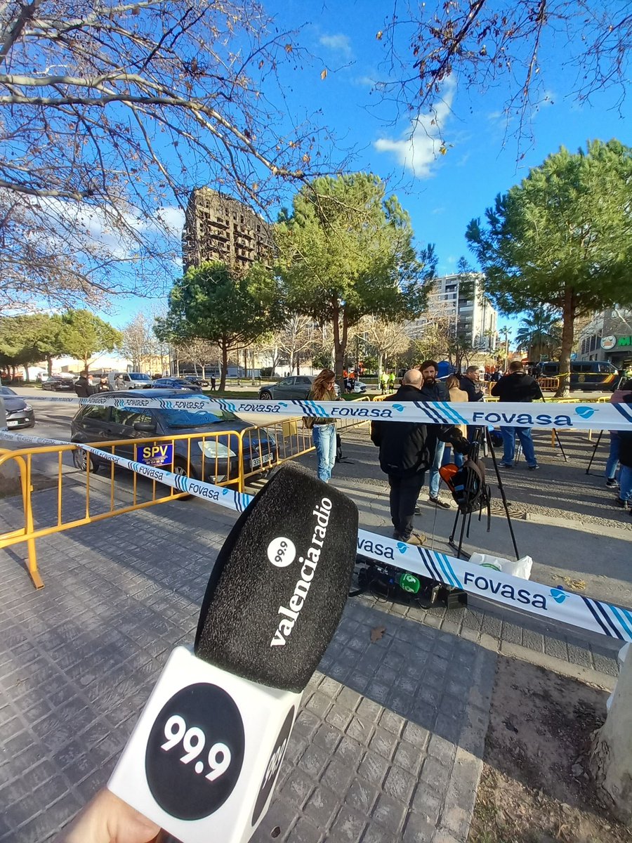 ULTIMA HORA. 10 fallecidos por el incendio en Valencia.

La Delegada del Gobierno, Pilar Bernabé y la Alcaldesa de València, Maria José Catalá, han confirmado la cifra de 10 fallecidos. Se cree que será definitiva ya que coincide con los desaparecidos.

<a href="/TardeMarina/">La Tarde con Marina</a> <a href="/999Vlcradio/">99.9 ValenciaRadio</a>
