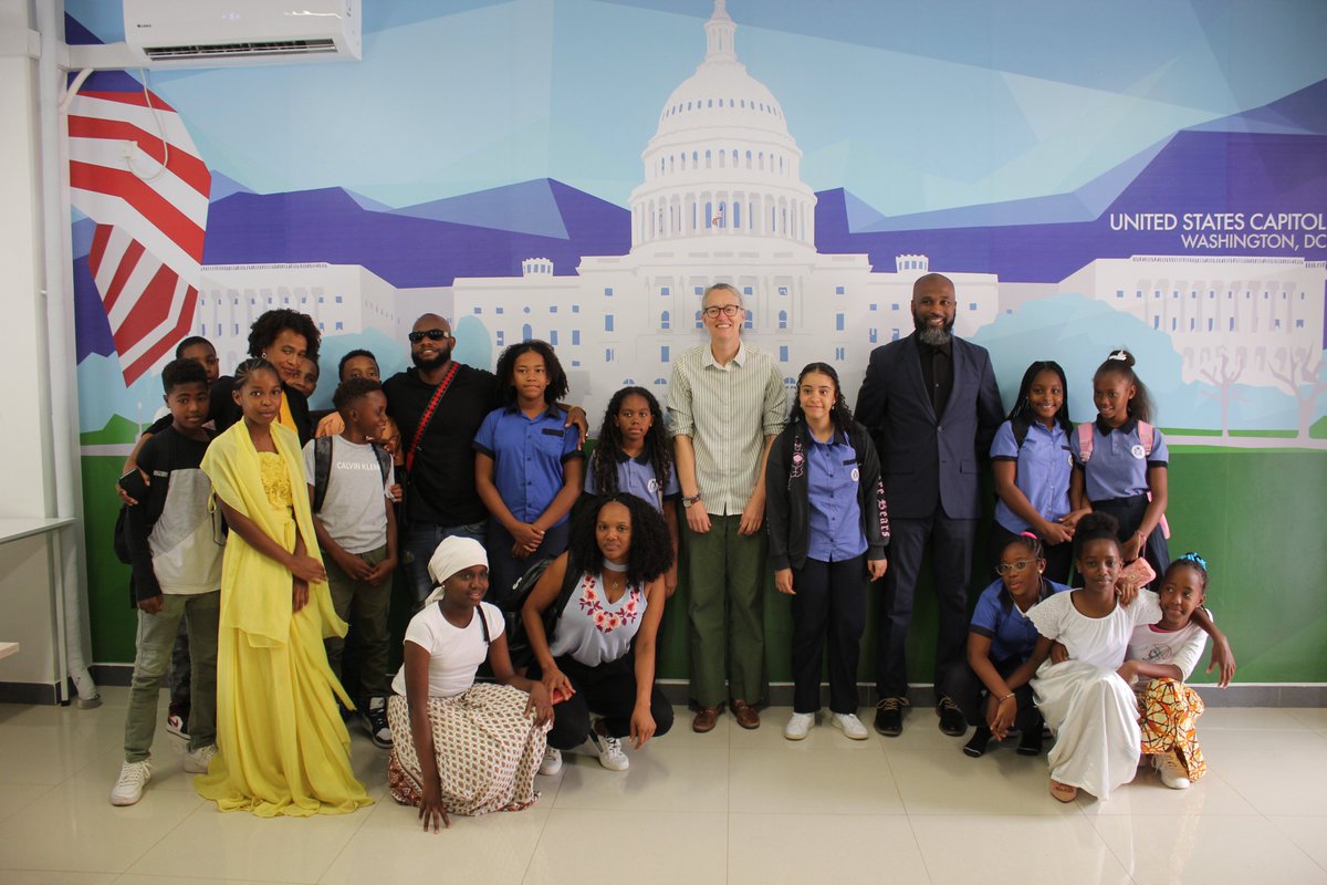🌟🎉 Celebrando o Mês da História da
Afro-América! 🌍🎶 Honramos a resiliência e
conquistas dos afro-americanos. Junte-se a nós
nesta jornada de celebração! 💫🎨