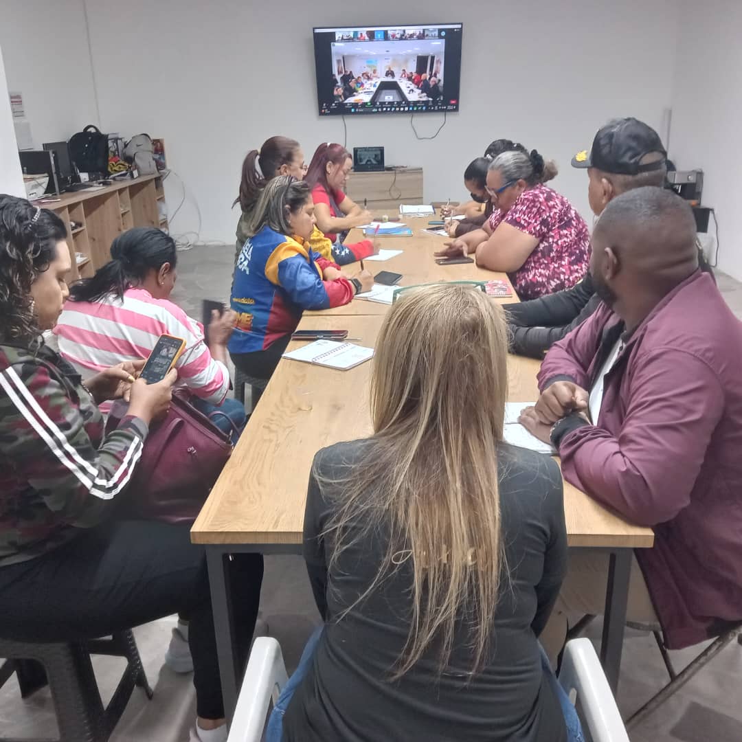 LogicasaOficial's tweet photo. #23Feb | @LogicasaOficial participa en la videoconferencia realizada por el Mtro. @LealTelleria con el Estado Mayor Superior de Alimentación, haciendo seguimiento a los avances de las P de producción CLAP, nuevos productos y la distribución de alimentos. #VenezuelaDibujaElFuturo https://t.co/IKj2JDK9BF