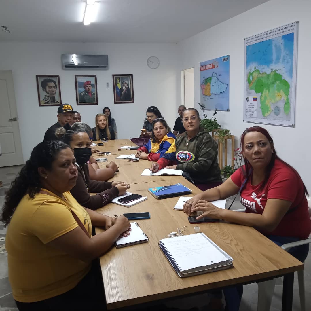 LogicasaOficial's tweet photo. #23Feb | @LogicasaOficial participa en la videoconferencia realizada por el Mtro. @LealTelleria con el Estado Mayor Superior de Alimentación, haciendo seguimiento a los avances de las P de producción CLAP, nuevos productos y la distribución de alimentos. #VenezuelaDibujaElFuturo https://t.co/IKj2JDK9BF