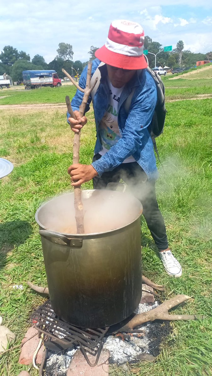 PrensaTupac's tweet photo. #HOY Estamos en la calle para decir ¡Basta de ajuste a las trabajadoras y trabajadores! 
Comedores populares no reciben un kilo de alimentos y ante  la falta de diálogo y respuesta del gobierno. Realizamos acciones a lo largo de todo el país en rutas, accesos y avenidas. #Jujuy https://t.co/XlFV9wGrQH