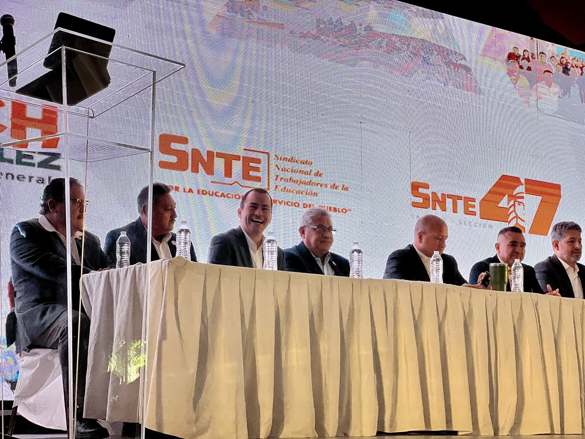 Recibimos en tierras jaliscienses a nuestro líder del @SnteNacional, mi amigo el Mtro. Alfonso Cepeda Salas quien nos acompaña en este primer informe sindical, @SNTE47Jalisco. ¡Bienvenido a #Jalisco, Maestro! #UnAñoImparables 👊🏼