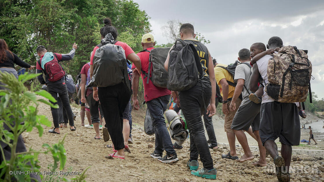 ACNURspain's tweet photo. Para demasiadas personas en todo el mundo, el derecho a buscar asilo está en peligro. 

Debemos defender y proteger este derecho humano. 

#EsperanzaLejosdelHogar #ConLosRefugiados https://t.co/gsbODPXpZB