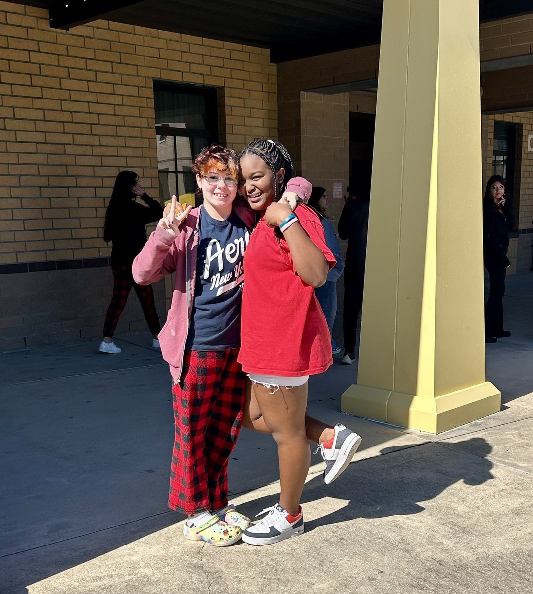 cyndilott's tweet photo. What a busy month at #imaFANham! Our “Wear Red Day” had amazing participation from students and staff! We made a ❤️ health ppt. to share at lunch! Next week we have our physical and heart health trivia challenge! @dixonk2019 @MCPSWellnessPE @MCPS_Secondary https://t.co/SH2brWibQ4