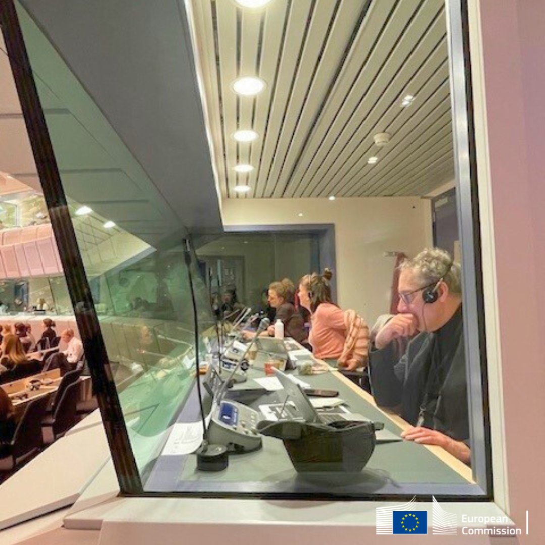 EUInterpreters's tweet photo. How can we achieve #EnergyEfficiency in the 🇪🇺?
150 citizens debate and make suggestions to the @EU_Commission on a multilingual #CitizensPanel. Our #interpreters, conference organisers and operators joined forces to support this moment of 🇪🇺 democracy. Teamwork at its best! https://t.co/DOSNATCpYb