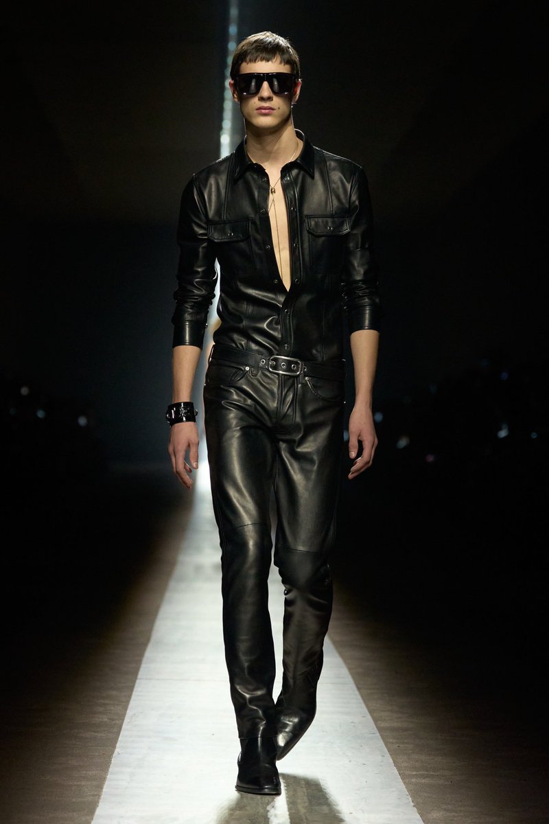 CoutureIsBeyond's tweet photo. Tom Ford F/W 2024 #MFW https://t.co/uj0ujm1lSQ