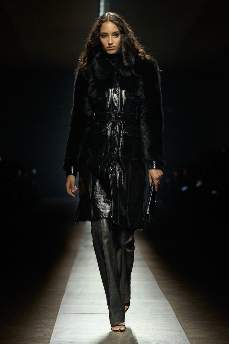 CoutureIsBeyond's tweet photo. Tom Ford F/W 2024 #MFW https://t.co/uj0ujm1lSQ