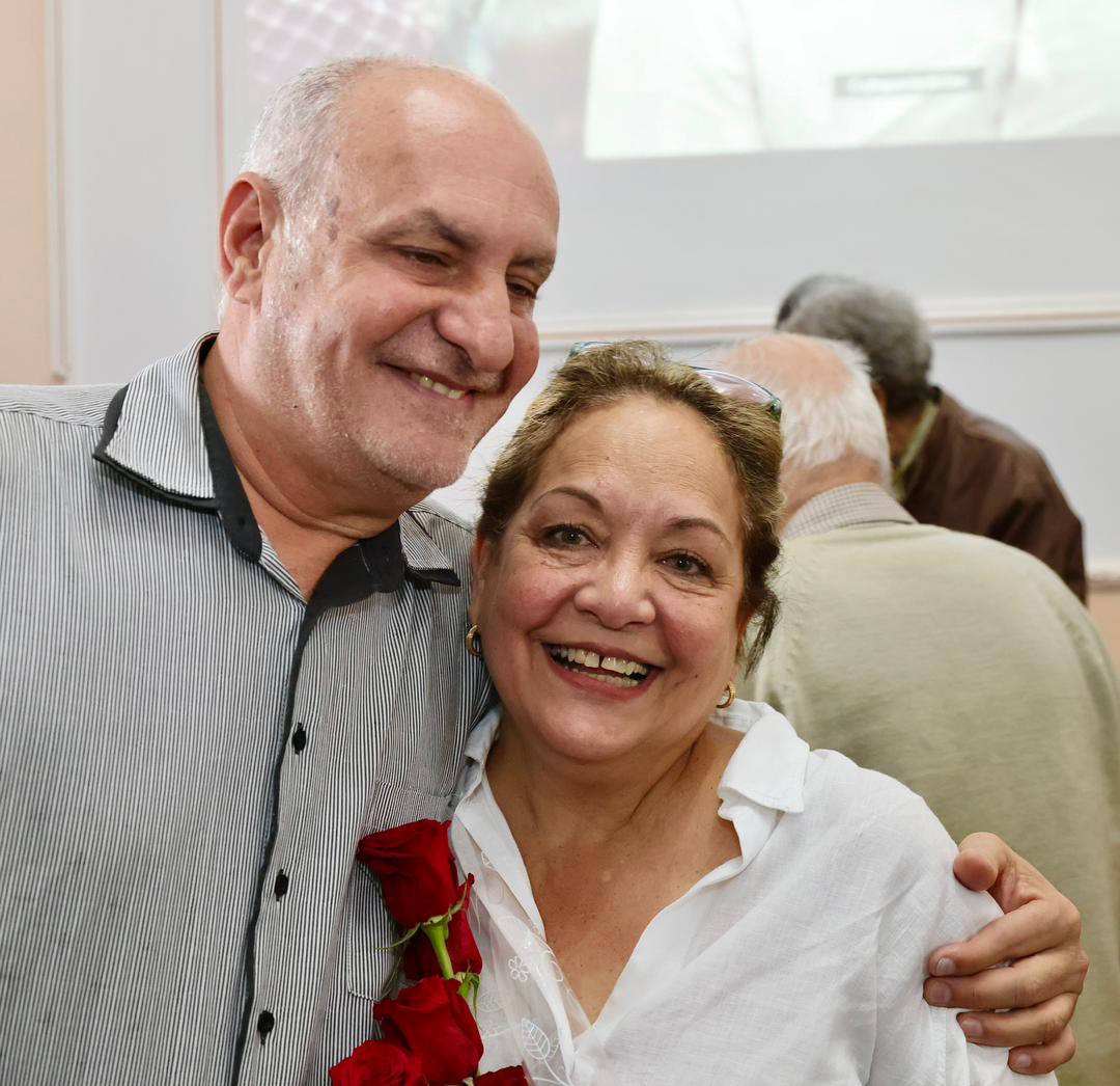 DiazCanelB's tweet photo. En Manzanillo conocí la noticia de que a @DerivetmR le otorgaron el Premio Nacional de Periodismo “José Martí” por la Obra de la Vida.
Siento mucha felicidad porque se ha reconocido tu talento, versatilidad y una vida dedicada al periodismo revolucionario. Felicidades, hermana. https://t.co/RTWX2cQc8C