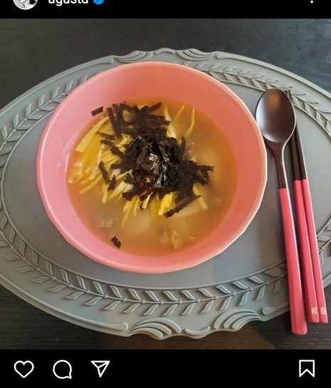 intro_jamaisvu's tweet photo. left one is seokjin eating dinner in yoongi’s house (black cutlery) right one is yoongi eating dinner in seokjin’s house (pink cutlery) https://t.co/yZqpq2RV34