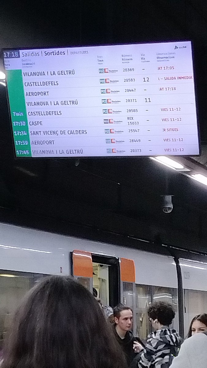 estorde's tweet photo. @rodalies caos en las lineas R2. Trenes parados. Retrasos generalizados y miles de pasajeros desconcertados 👏👏 https://t.co/c0pwlN7afT