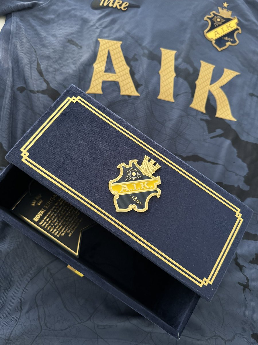 At last <a href="/Flying_Scotty/">SAS - Scott Anderson’s Shirts</a> 😂 Finally bagged the elusive one <a href="/AIKfotboll/">AIK Fotboll</a> It’s a beauty. 

Thanks to <a href="/leestone89/">Lee</a>, we got there in the end! 🎉😮‍💨