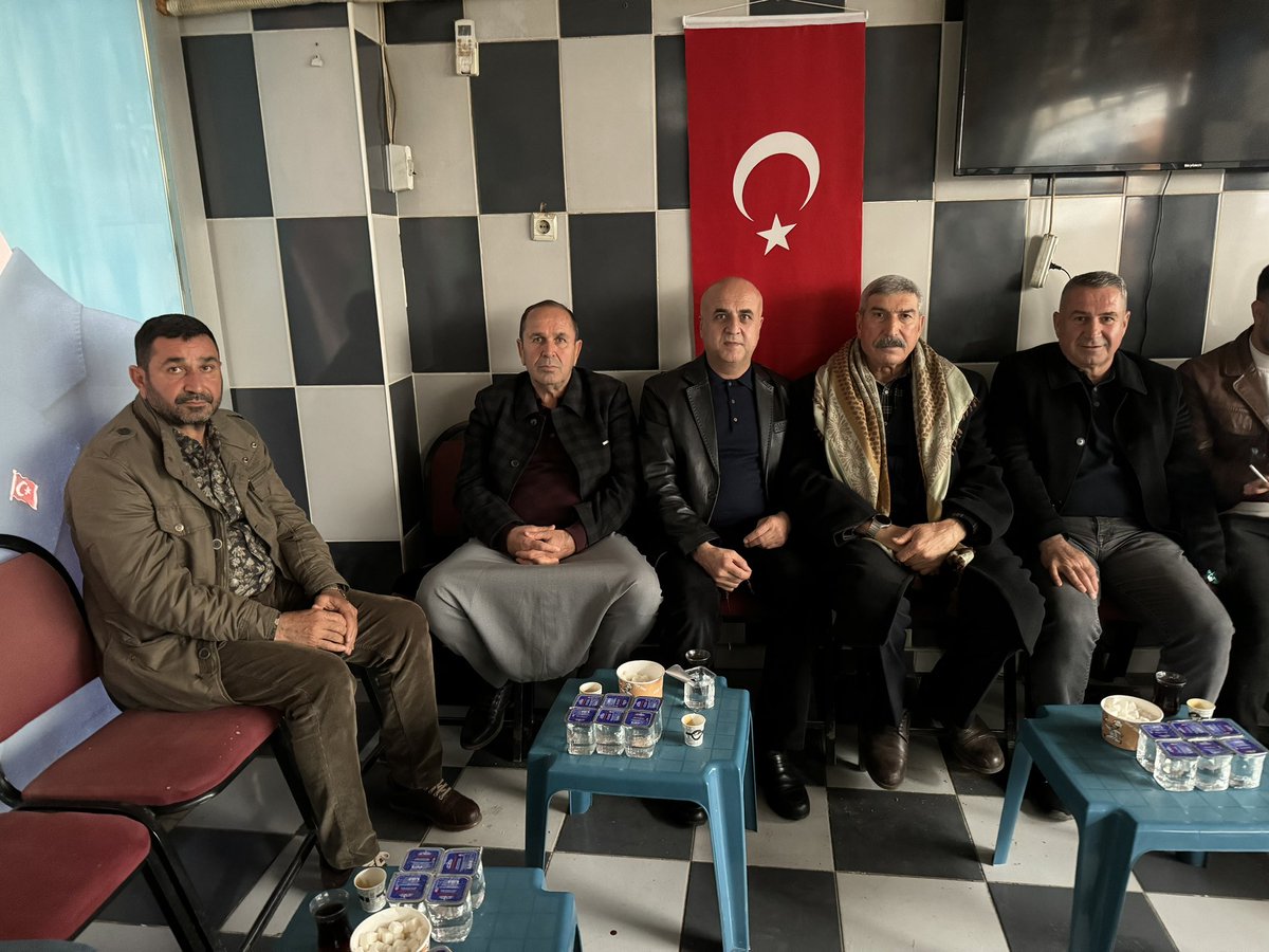 Viranşehirde kirvem başkan salih ekinciye seçim bürosuna hayırlı olsun ziyaretinde kirvelerim mustafa ekinci ömer ekinci ile birlikte bulunduk. Rabbim inşallah muhaffak eyler. Başarılar dilerim.