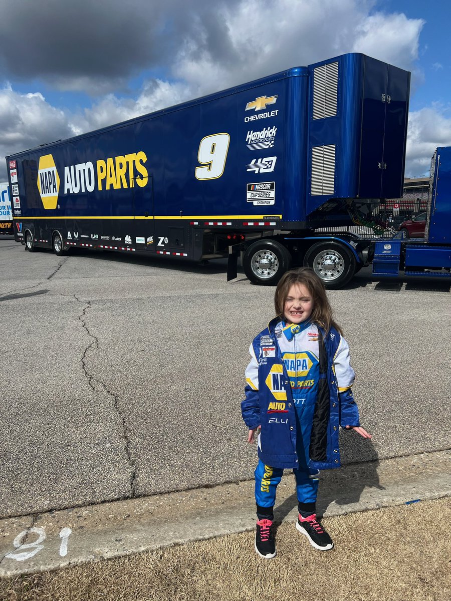 itneyboo's tweet photo. @chaseelliott @NAPARacing  
Chase, your biggest fan is here 🏁❤️ she’s ready! https://t.co/evxzBSm2F3