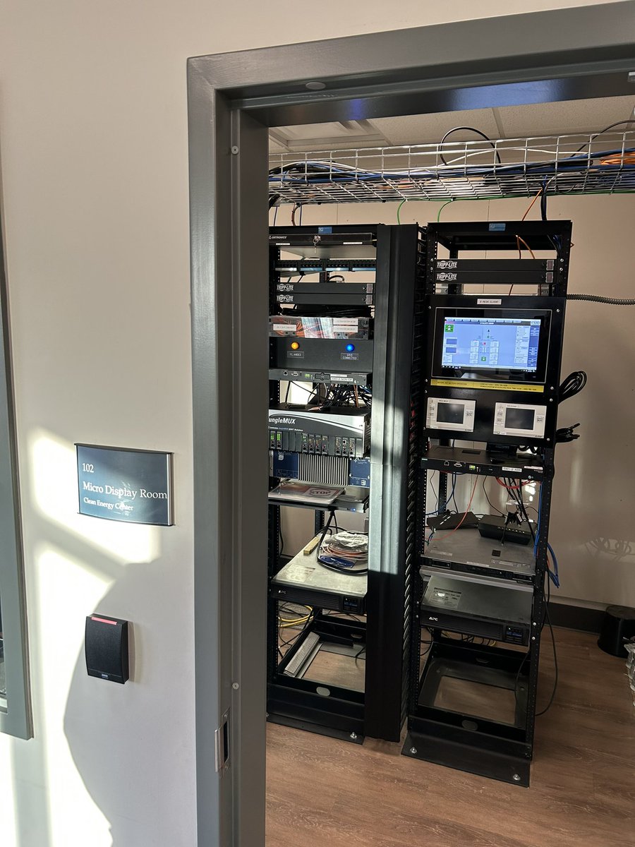 UW_CEI's tweet photo. Visiting the @SnoPUD microgrid and clean energy center this morning with @uw_ece students and @WCETestbeds staff scientists -- and our friends from @WAUTC!
We're islanded from the grid right now so this presentation is battery-powered ☀️🔋 @WAStateCommerce #CleanEnergyFund https://t.co/2ThtL6YzHc