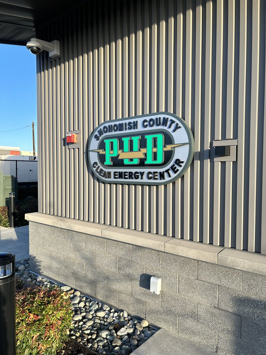 UW_CEI's tweet photo. Visiting the @SnoPUD microgrid and clean energy center this morning with @uw_ece students and @WCETestbeds staff scientists -- and our friends from @WAUTC!
We're islanded from the grid right now so this presentation is battery-powered ☀️🔋 @WAStateCommerce #CleanEnergyFund https://t.co/2ThtL6YzHc
