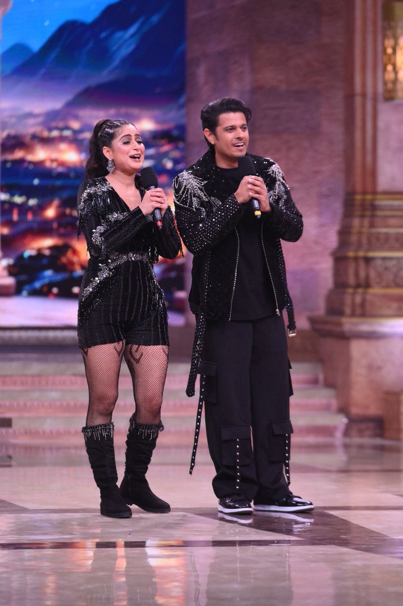 ETadkaOfficial's tweet photo. Ashwarya Sharma and Neil Bhatt are showing their love and support to all favorites contestants of Dance Deewane show and both are looking stunning in their black stylist outfits
#DanceDeewane
#neilkiaishi
#AishwaryaSharma
#neilbhatt
#ebuzzindia https://t.co/vvN3fMF1se
