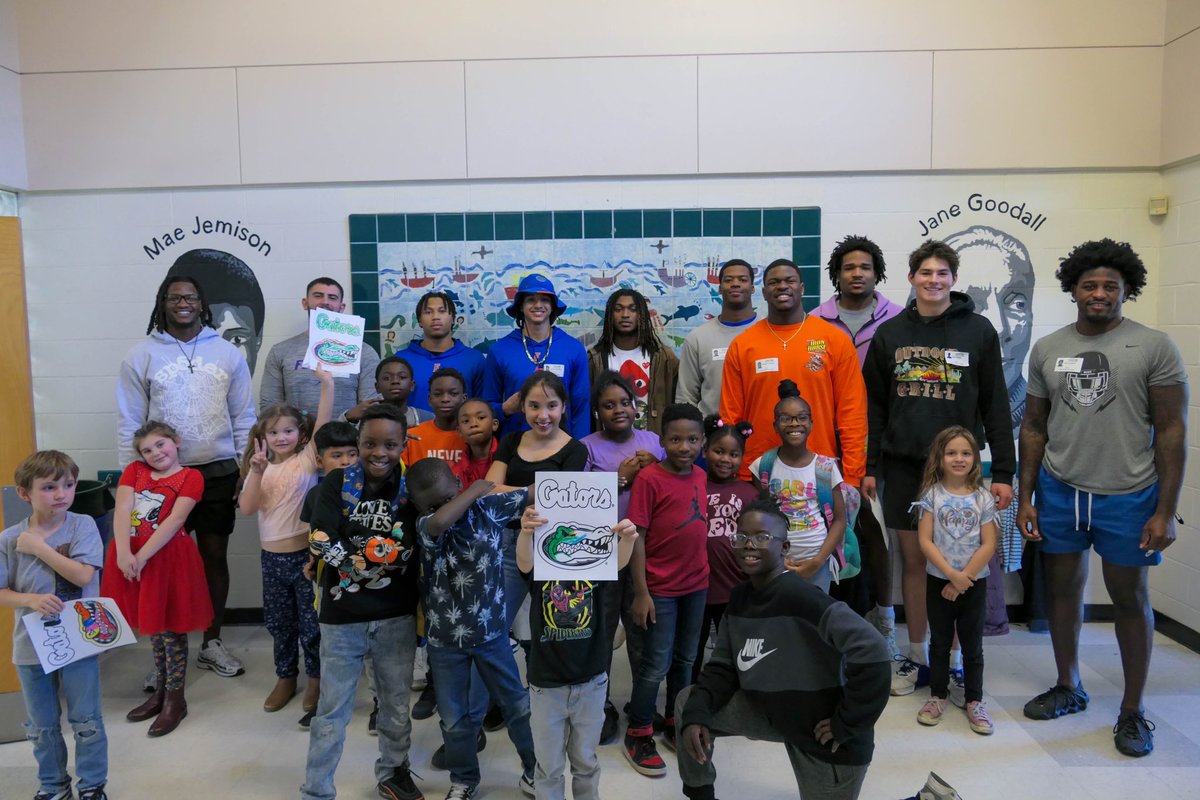 Enjoyed my time at Foster Elementary mentoring the kids with @TheEdFoundation. College students and the gainesville community, join us and become a part of this team. Visit edfoundationac.org for more information about how you can help. 🐊 @Fl_Victorious #FVFoundation